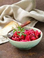 traditioneller russischer Salat aus Rote Beete und eingelegtem Kohl (Vinigret)