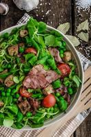 frischer Salat mit Speck und Croutons foto