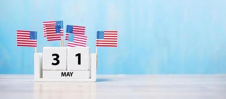 31. mai weißer kalender mit flagge der vereinigten staaten von amerika auf holzhintergrund. gedenktag 2021 und feiertagskonzept foto