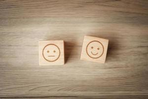 Emotionsgesichtssymbol auf Holzblöcken. Stimmung, Servicebewertung, Ranking, Kundenbewertung, Zufriedenheit, Bewertung und Feedback-Konzept foto