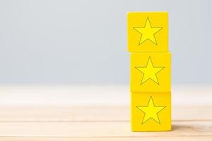 Holzblöcke mit dem Sternsymbol. Kundenrezensionen, Feedback, Bewertung, Ranking und Servicekonzept. foto
