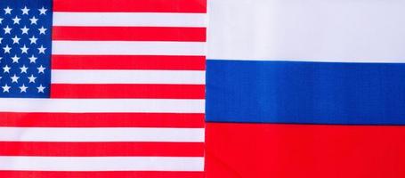 vereinigter staat von amerika gegen russland flaggen. sanktionen, krieg, konflikt, politik und beziehungskonzept foto