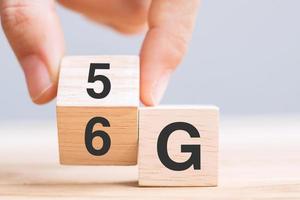 Geschäftsmann Handwechsel Holzblock von 5 g auf 6 g Generation von Mobilfunktechnologie, Netzwerk, sozialen Medien und digitalen Konzepten foto