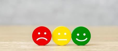 Emotionsgesichtsblock. Kunde wählt Emoticon für Benutzerbewertungen. Servicebewertung, Ranking, Kundenbewertung, Zufriedenheit, Stimmung, Bewertung und Feedback-Konzept foto