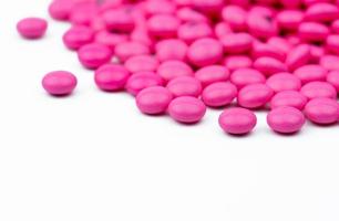 Closeup Haufen rosa runde Zuckertabletten Pillen isoliert auf weißem Hintergrund mit Kopierraum. Amitriptylin-Arzneimittel zur Behandlung von Angstzuständen, Antidepressiva und Migräne-Kopfschmerz-Prophylaxe. foto