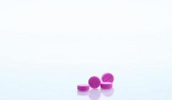 Haufen Warfarin rosa Tablette Pillen isoliert auf weißem Hintergrund. Warfarin zur Behandlung tiefer Venenthrombosen. gerinnungshemmende Medizin. Apothekenprodukt. Pharmaindustrie. Antikoagulation. foto