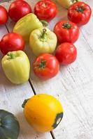 Tomaten, Pfeffer und Zucchini auf weißer Holzoberfläche