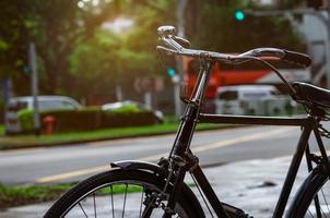 Fahrrad geparkt in der Nähe der Straße zu vermieten. Fahrradtour in singapur stadt. umweltfreundlicher transport und gesundes lebensstilkonzept. Außenaktivität. Fahrradvermietung per mobiler Anwendung, die an der Straße geparkt ist. foto