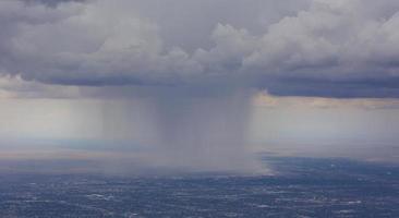 dramatischer Regensturm über albuquerque Flughafen