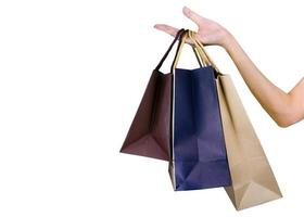 Frau mit Einkaufstüten aus Papier isoliert auf weißem Hintergrund. erwachsene frau hand halten drei einkaufstasche mit blauer und brauner farbe. Kunden- und Einkaufstasche. schwarzer freitag-konzept. foto