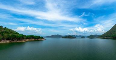 Berglandschaft mit wunderschönem blauen Himmel und weißen Wolken am Kaeng-Krachan-Staudamm in Thailand. Schöne Aussicht auf den Damm von Kaengkrachan. Wasserreservoir für Wasserkraftwerk. Staudamm für Wasserkraft. foto