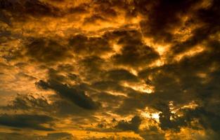 dramatischer goldener sonnenunterganghimmel und weiße kumuluswolken. bewölkter Himmel. Gottes Lichtkonzept. schöne Wolkenlandschaft. friedliches und ruhiges Konzept. abstrakter hintergrund der natur. Schönheit in der Natur. Klimawandel. foto