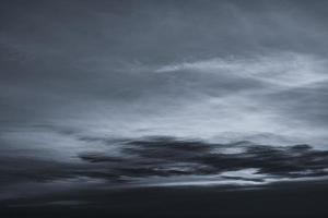 dunkler dramatischer himmel und wolken. hintergrund für tod und trauriges konzept. grauer Himmel und flauschige weiße Wolken. Donner und Sturmhimmel. trauriger und launischer Himmel. Naturhintergrund. toter abstrakter hintergrund. Wolkengebilde. foto