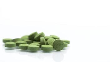 Nahaufnahme Andrographis Paniculata Kräutermedizin Tabletten Pillen. fiebersenkend, lindert halsschmerzen grüne alternative kräutermedizin tabletten auf unscharfem tablettenhintergrund foto