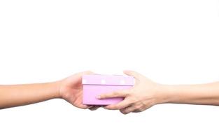 Nahaufnahmehände, die rosafarbene Geschenkbox geben und empfangen, die auf weißem Hintergrund lokalisiert wird foto