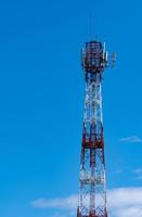 Fernmeldeturm mit blauem Himmel und weißem Wolkenhintergrund. Antenne am blauen Himmel. Radio- und Satellitenmast. Kommunikationstechnologie. Telekommunikationsbranche. mobil- oder telekommunikations-4g-netzwerk. foto