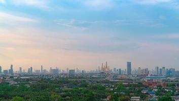 stadtbild eines modernen gebäudes mit autobahn und gemeinde in bangkok. Autofahren auf Hochbrücke. Wolkenkratzer Gebäude. grüne Bäume in der Stadt. Sauerstoff für das urbane Leben. umweltfreundliche Stadt. städtische Skyline. foto