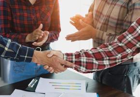 junge geschäftsleute, die hände rütteln. Abschluss eines erfolgreichen Meetings. Zusammenarbeit. foto