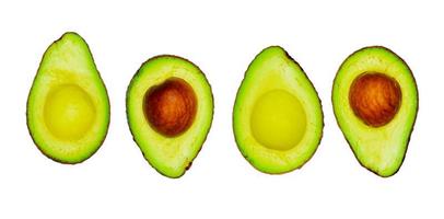 Avocado mit Samen isoliert auf weißem Hintergrund. Omega-3-Quelle aus natürlichen Lebensmitteln. gesundes essen für baby. halbe Avocadostücke mit schönem Muster angeordnet. Bio-Lebensmittel für Vegetarier. foto