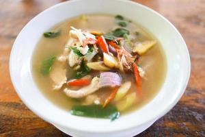 Huhn Tom Yum würziges thailändisches Essen auf weißer Schüssel - würzige Hühnersuppe foto