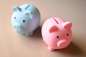 sparschwein auf bodenhintergrund, zwei rosa und blaue sparschweine, die geld für bildungsstudien oder investitionskonzepte sparen foto