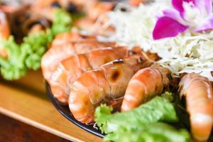 gegrillte garnelengarnelen mit frischem gemüse und meeresfrüchtesoße, gegrillte garnelen servieren auf tablett - meeresfrüchtebuffet thailändisches essen foto
