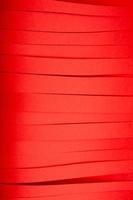 abstrakter roter Papierstreifenhintergrund mit parallelen Linien. blutrote papierstücke textur. foto