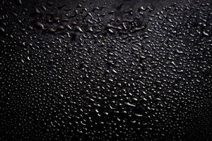 schwarzer abstrakter Hintergrund mit Wassertropfen. nasse schwarze Textur. foto