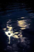 Wasseroberfläche mit Reflexion. schöner wasserhintergrund während des sonnenuntergangs. foto