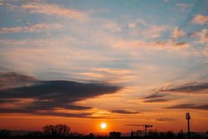 Sonnenunterganghimmel mit orangefarbenen Wolken foto