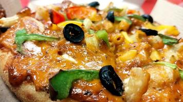 frische hausgemachte italienische Pizza Margherita mit Büffelmozzarella und Basilikum foto