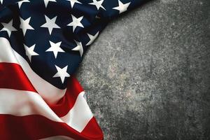 glücklicher unabhängigkeitstag am 4. juli. amerikanische Flagge mit Platz für Text über Grunge hintergrund foto