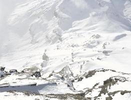 Bergfelsen im Schnee bedeckt foto