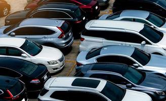 Auto auf dem Parkplatz des Flughafens zur Miete abgestellt. Luftaufnahme des Parkplatzes des Flughafens. Verkauf und Vermietung von gebrauchten Luxusautos. PKW Stellplatz. Autohaus-Konzept. foto