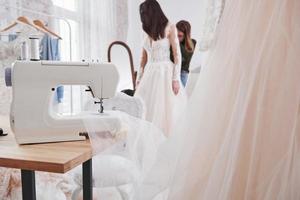 fokussiertes Foto. der Prozess der Anpassung des Kleides im Atelier für handgefertigte Kleidung foto