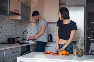 Gespräch zwischen zwei Personen. junges paar in der modernen küche zu hause am wochenende am morgen foto