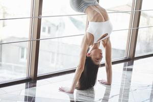 Nahaufnahme. Aufwärmen und Dehnübungen in der Nähe des Fensters mit Handläufen im Fitnessstudio foto