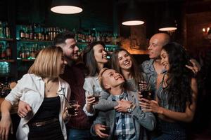 Keine Sorge heute Abend. schöne jugend feiern zusammen mit alkohol im club foto