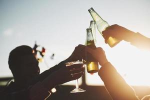 Tageslicht durch das Glas. Es ist Party auf dem Dach. gruppe von freunden hat ferien am sonnigen herbsttag foto