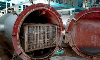 Hochdruckverarbeitung oder hydrostatische Hochdruckmaschine für Lebensmittel. Metalltank in der Lebensmittelfabrik. Lebensmittelkonservierung durch Pasteurisieren in der Hochdruckverarbeitung. Dosen Essen. foto