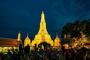 wat arun ratchawararam in der nacht mit goldenem licht. der buddhistische tempel wat arun ist das wahrzeichen in bangkok, thailand. attraktionskunst und antike architektur in bangkok, thailand. foto