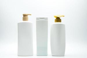 Set aus Shampoo- und Haarspülungs-Plastikflasche mit goldener Pumpe isoliert auf weißem Hintergrund mit leerem Etikett und Kopierraum foto