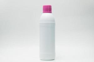weiße Plastikflasche mit rosa Kappe isoliert auf weißem Hintergrund mit Kopierraum und leerem Etikett. Behälter für Reinigungsmittel. Badreiniger Flasche. Haushaltschemikalienflasche zum Reinigen der Toilette. foto