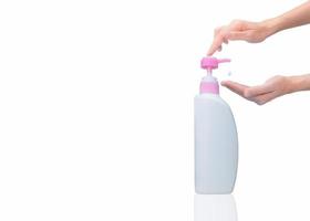 Frau Handpumpe Händedesinfektionsmittel aus Plastikflasche, um Alkoholgel auf die Handfläche zu tropfen, um Coronavirus abzutöten. Reinigung der Hände mit Alkoholgel zum Schutz vor Keimen, Viren und Bakterien. Körperpflege. foto