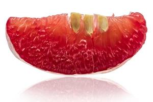 Detailansicht des roten Pomelo-Fruchtfleischs mit Samen isoliert auf weißem Hintergrund. Thailand Siam Ruby Pampelmuse Frucht. natürliche quelle von vitamin c, antioxidantien und kalium. Gesundes Essen zur Verlangsamung des Alterns foto