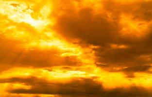 Gott Licht. Dramatischer goldener bewölkter Himmel mit Sonnenstrahl. gelbe Sonnenstrahlen durch goldene Wolken. gottlicht vom himmel für hoffnung und treues konzept. glaube an Gott. schöner sonnenlichthimmelhintergrund. foto