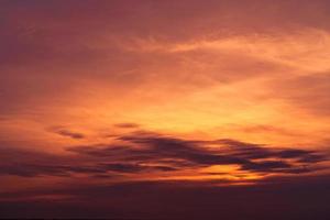 schöner sonnenuntergangshimmel. goldener himmel bei sonnenuntergang. Kunstbild von Himmel und dunklen Wolken in der Abenddämmerung. friedliches und ruhiges Konzept. Dämmerungshimmel am Abend. Hintergrund für das Lebenszitat. rote, orange und dunkle Wolken.