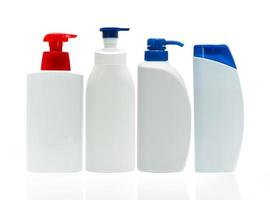 kosmetische weiße Plastikflasche mit rotem und blauem Pumpspender isoliert auf weißem Hintergrund mit leerem Etikett. Set aus vier Hautpflegeflaschen. Körperpflegelotion. Kosmetikglaspaket. Shampoo-Flasche. foto