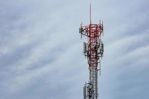 Fernmeldeturm mit blauem Himmel und weißen Wolken. arbeiter installierte 5g-ausrüstung auf telekommunikationsturm.kommunikationstechnologie. Telekommunikationsbranche. mobil- oder telekommunikations-4g-netzwerk. foto