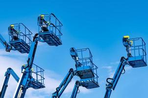 Gelenkteleskoparbeitsbühne. Hubplattform. teleskoparbeitsbühne gegen den blauen himmel. Mobilbaukran zu vermieten und zu verkaufen. Wartung und Reparatur von hydraulischen Hubarbeitsbühnen. Kran Händler. foto